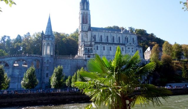 Notre Dame de Lourdes, intercédez pour nous…