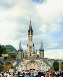 « Allez dire aux prêtres de bâtir ici une chapelle et d’y venir en procession »